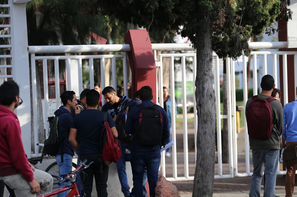 Tarjetas. Algunos estudiantes recibirán su tarjeta por primera vez.