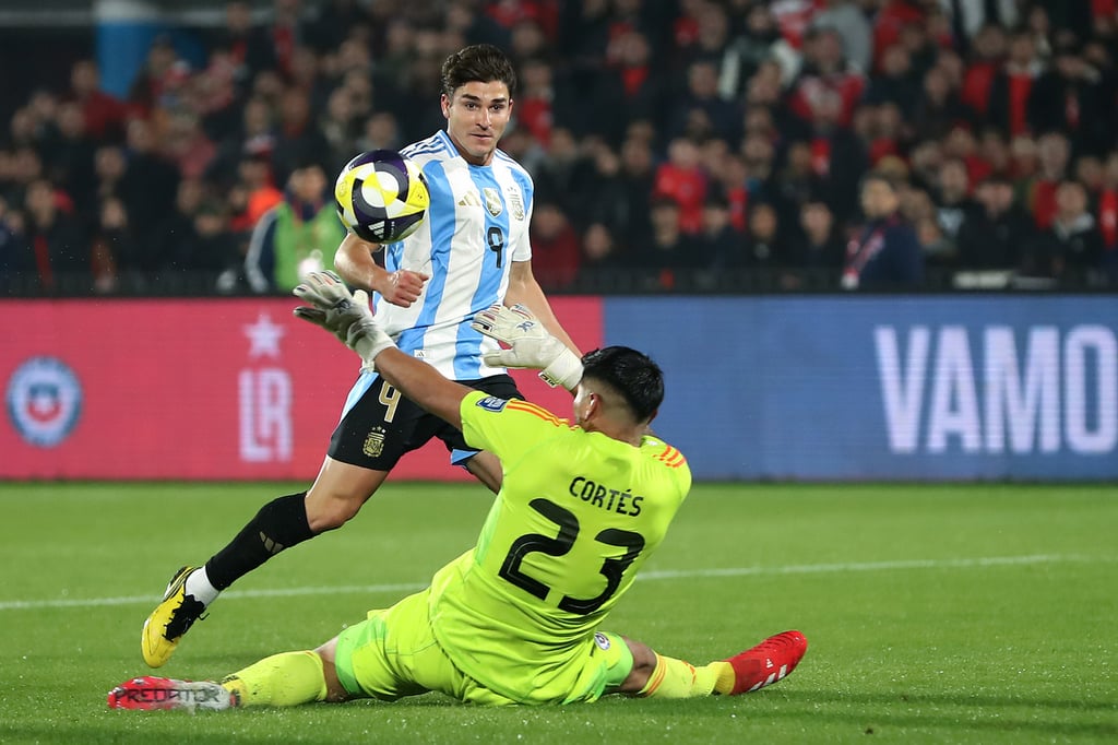 Contundente. Con un elegante sombrerito, Álvarez firmó el primero y último de la Selección Argentina. A falta del partido de hoy ante Venezuela, Chile está fuera del mundial.