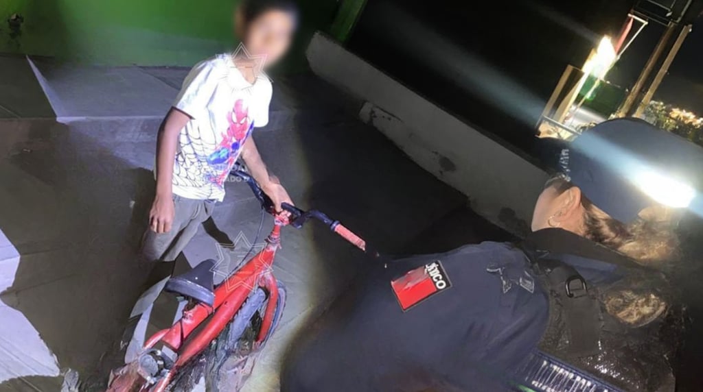 Niño buscaba a sus padres en bici durante la madrugada, en Santiago Papasquiaro