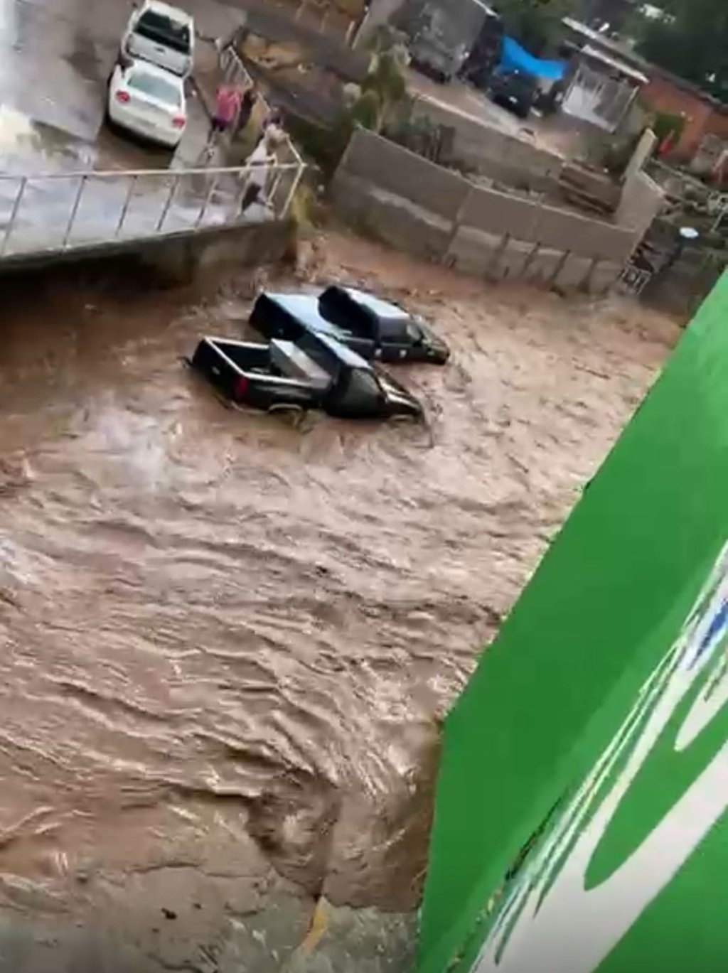 Sorpresivo. Habitantes observaron cómo el arroyo arrastraba sus vehículos.