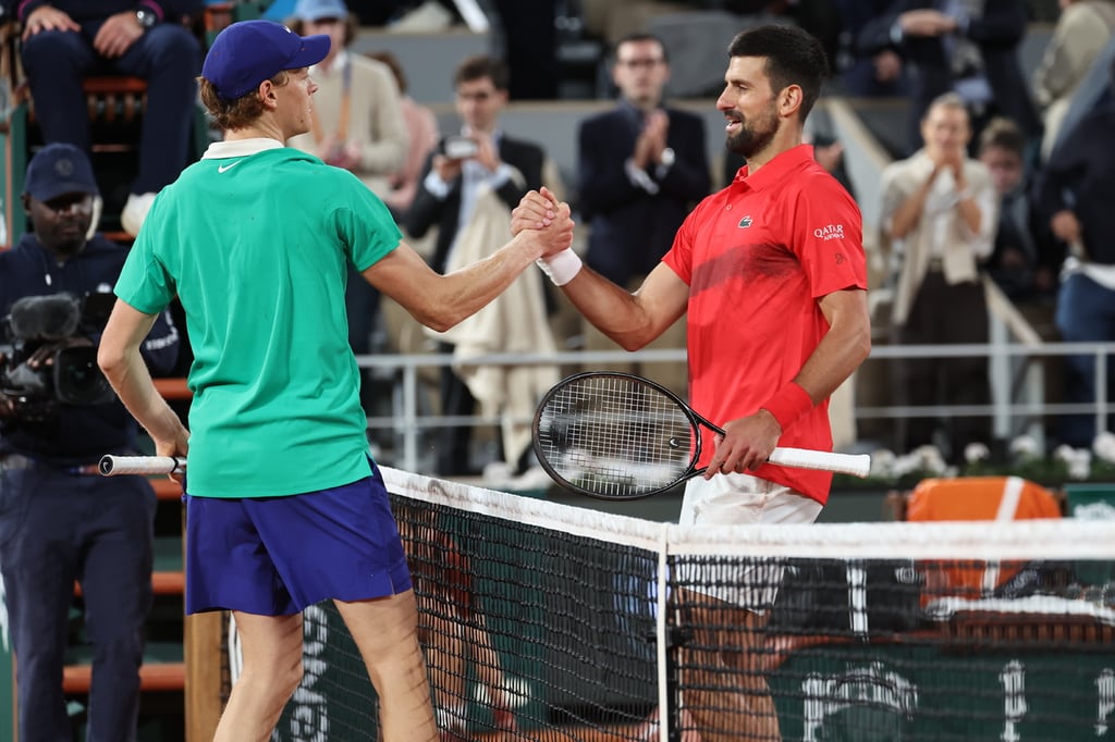 Momento. Pese a la jerarquía de Djokovic, Sinner demostró porque es de los mejores en el actual circuito y se demostró con la señal de respeto al final.