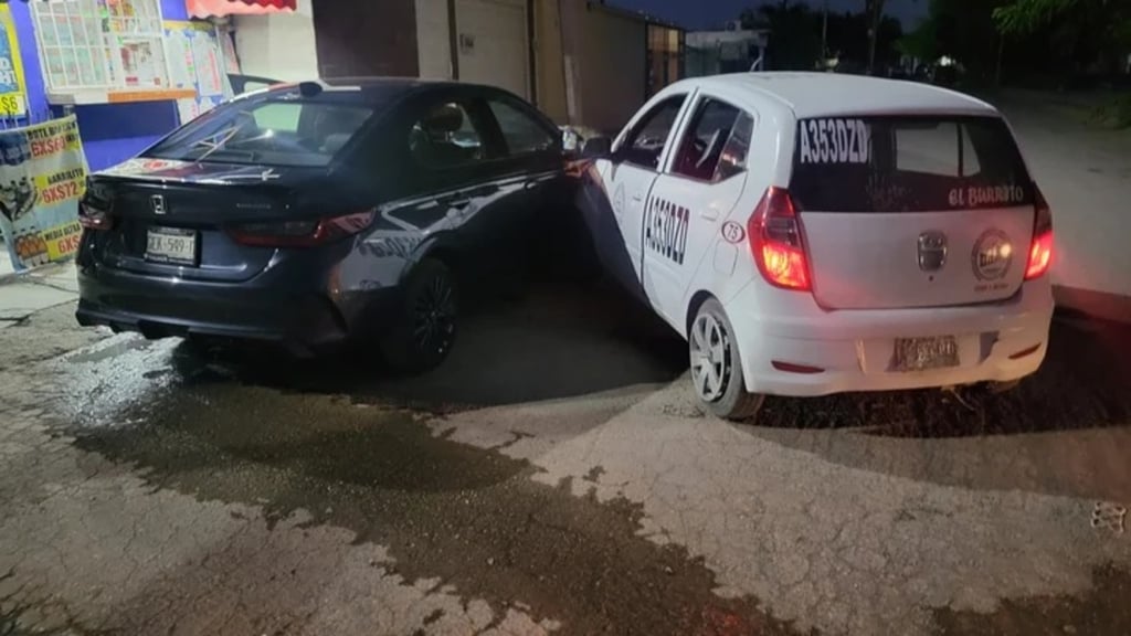 Accidente. Taxista ebrió perdió el control de su nidad y chocó contra un automóvil que estaba estacionado en la colonia Torremolinos, de Gómez Palacio, Durango.