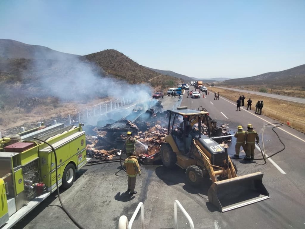 Labor. Se incendió un tráiler cargado con cartón en Lerdo. Se requirió una máquina retroexcavadora para el ataque al fuego.