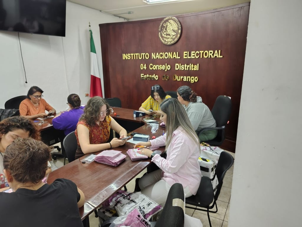 Trabajo. A lo largo de más de una semana, el personal del INE ha mantenido el cómputo de votos.
