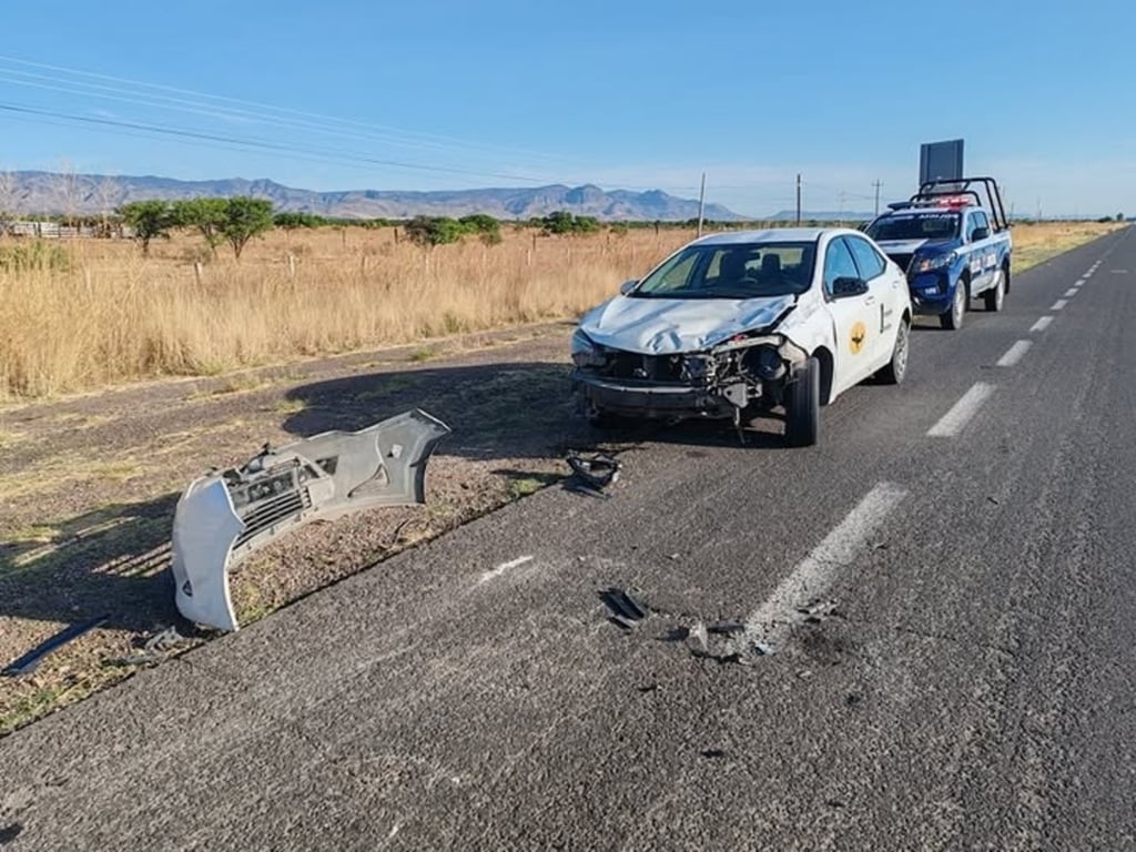 Hecho. Un taxi del Aeropuerto de Durango regresaba de Canatlán, cuando una vaca se le atravesó en el camino; el chofer no sufrió lesiones.