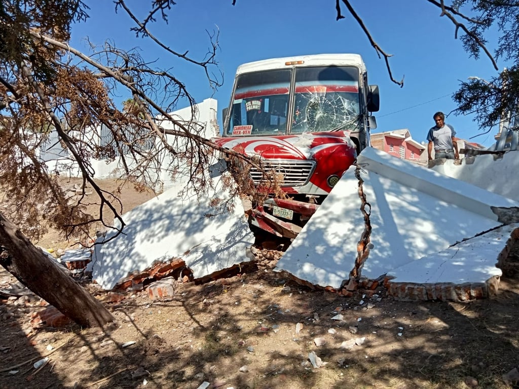 Camión de ruta se quedó sin frenos y se estrelló contra la 'Chiquis' Cabada