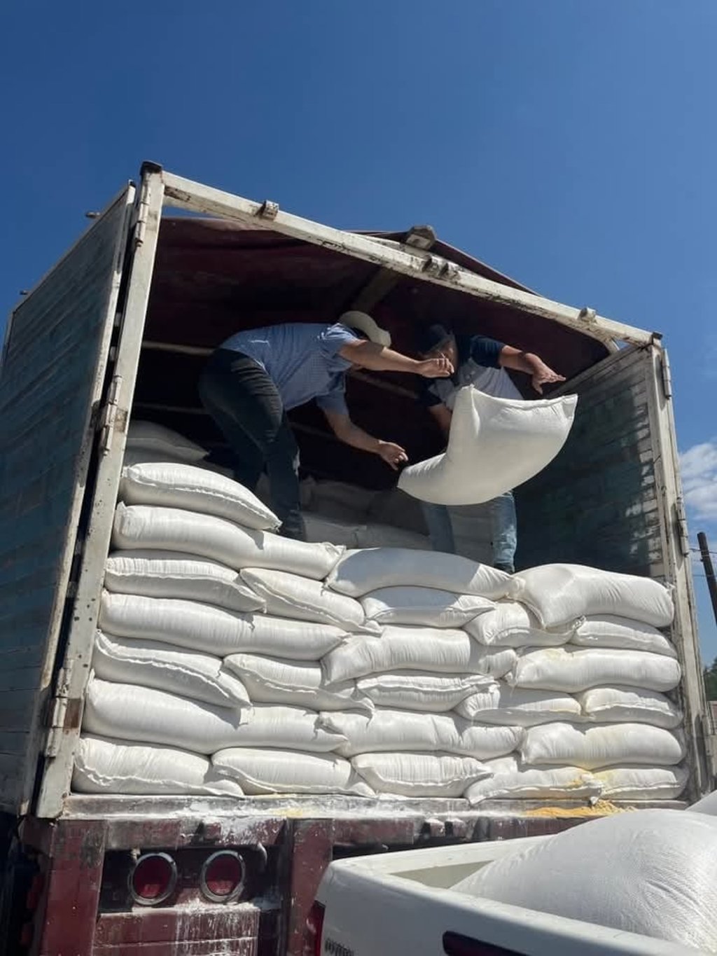 Atención. Se está entregando suplemento alimenticio para ganado, en un programa tripartita.