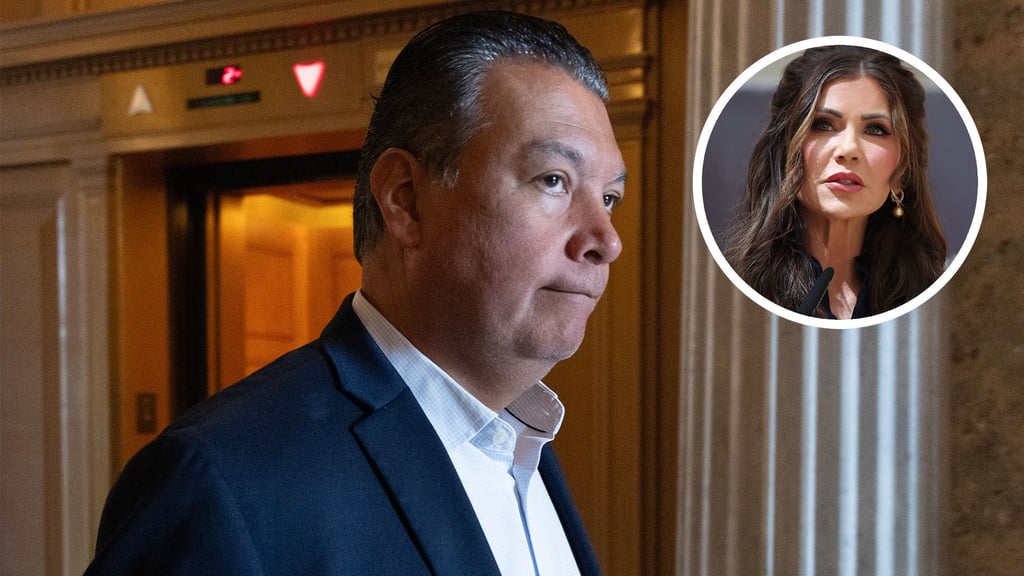 Senador Alex Padilla es sometido por agentes en conferencia oficial en Los Ángeles | VIDEO