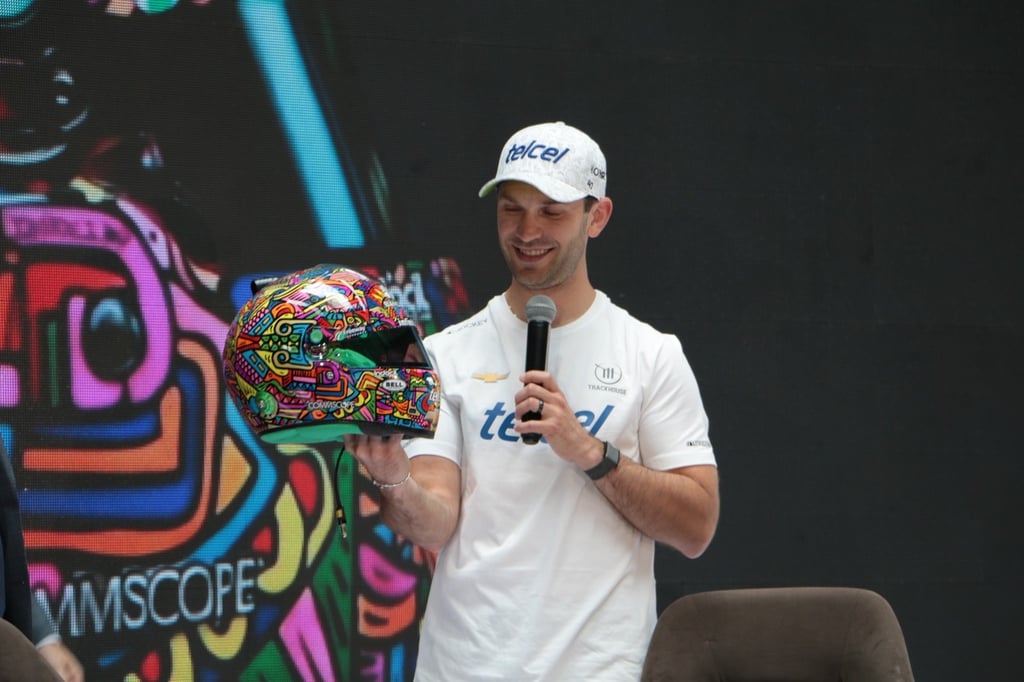 Azteca. Este casco está compuesto de elementos que hacen alusión a la cultura de este país, además de tener colores como amarillo, azul, verde y el famoso rosa mexicano, que hacen muy llamativa a esta obra.