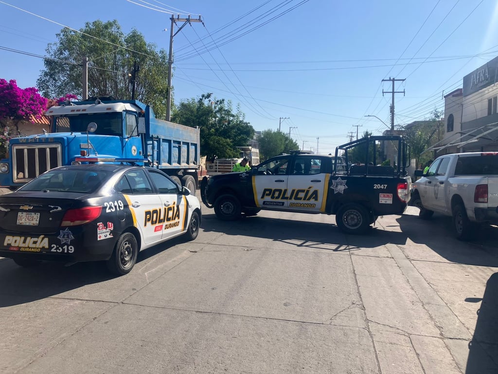 Encuentran a hombre sin vida a un costado de camión de volteo, en Durango capital