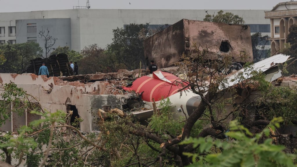 Hallan en azotea de edificio una caja negra del vuelo de Air India siniestrado