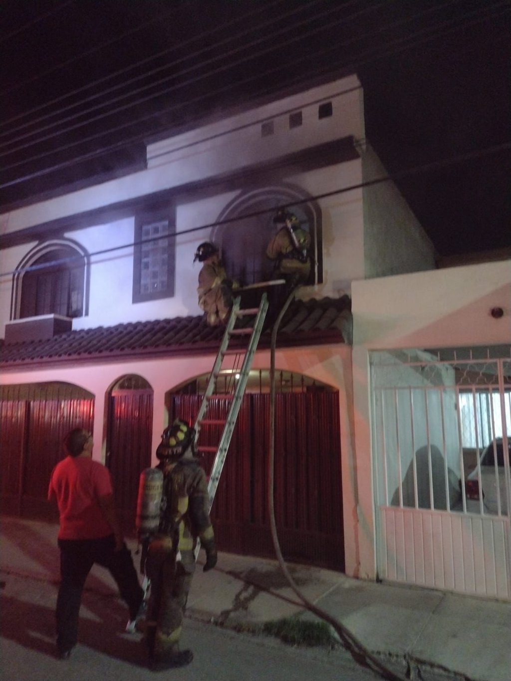 Una casa registró un incendio en un cuarto; bomberos lo sofocaron de inmediato. No estaban sus habitantes en ese momento.