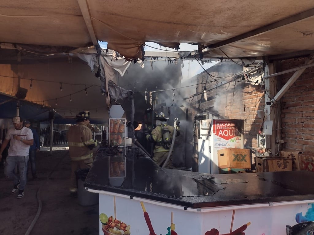 Hecho. Bomberos atacaron y sofocaron el fuego de un local comercial, en el fraccionamiento Guadalupe, en la capital duranguense.