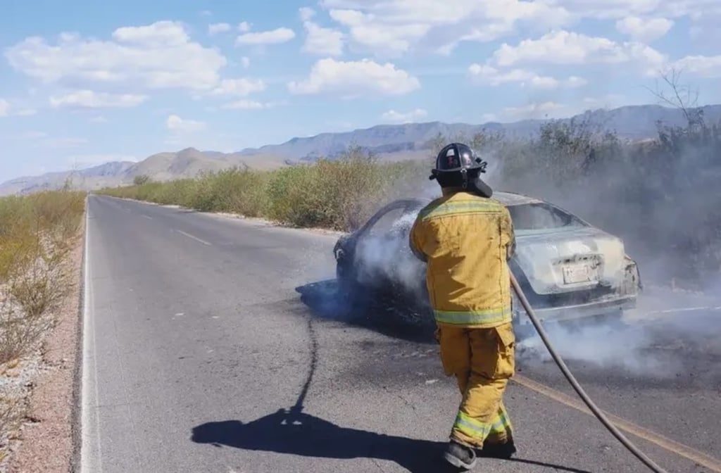 Labor. Se incendió un vehículo en el camino a la Presa Francisco Zarco, en Lerdo.