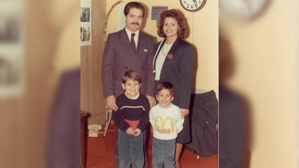 Felicitación. El congresista estadounidense, nacido en Durango, publicó una foto con su familia y felicitó a los papás. 