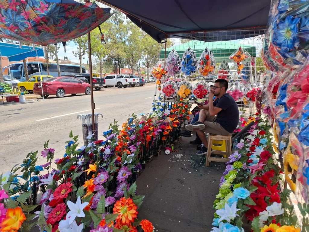 Permisos. Los comerciantes que se instalaron afuera del Panteón de Oriente la mayoría fue con venta de flores.