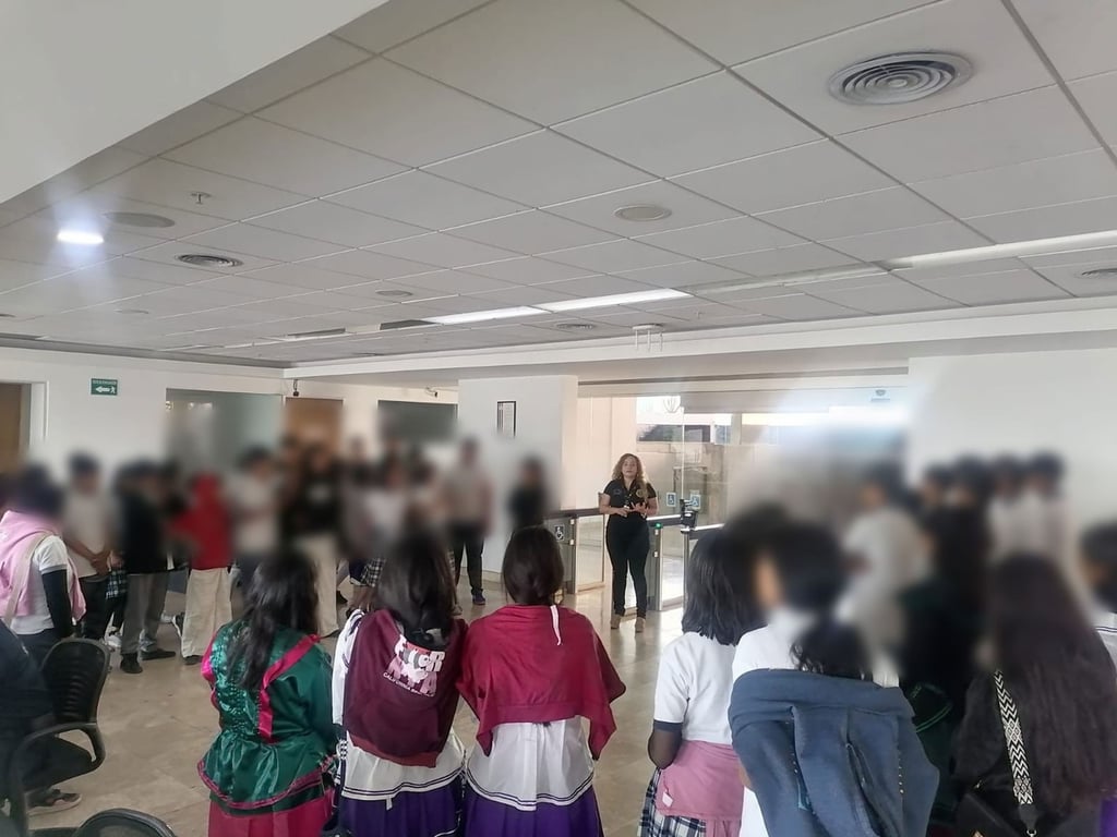 Recorrido. Visitaron el C5 estudiantes de telesecundaria de la zona indígena de Mezquital.