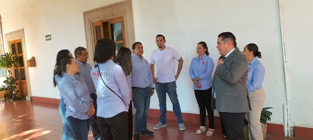 Cierre. Trabajadores del SPAUJED cerraron las oficinas de la Tesorería de la UJED porque adeudan 32 millones de pesos a tres bolsas diferentes, lo que ha afectado a personal sindicalizado.