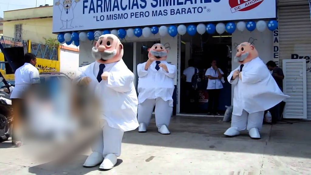 Captan a botarga del Dr. Simi disfrutando de la Ley Silla | VIDEO