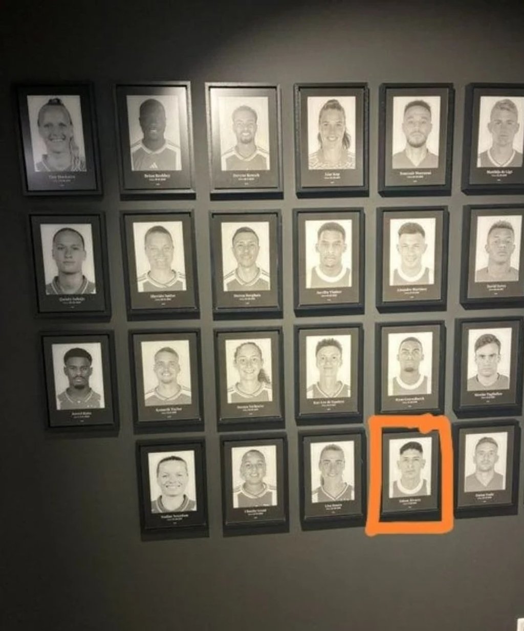 Destacado. El mexicano Edson Álvarez fue incluido entre los 100 mejores jugadores en la historia del Ajax.