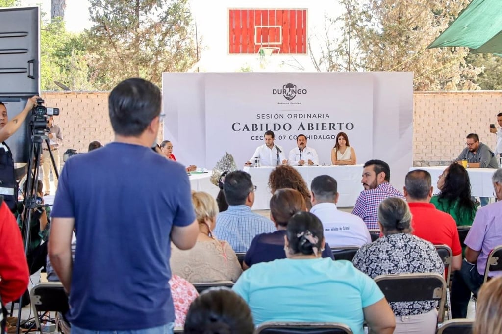 Ambiente. Habitantes expusieron sus necesidades al presidente municipal Bonifacio Herrera en la sesión ordinaria, donde respondió de inmediato.