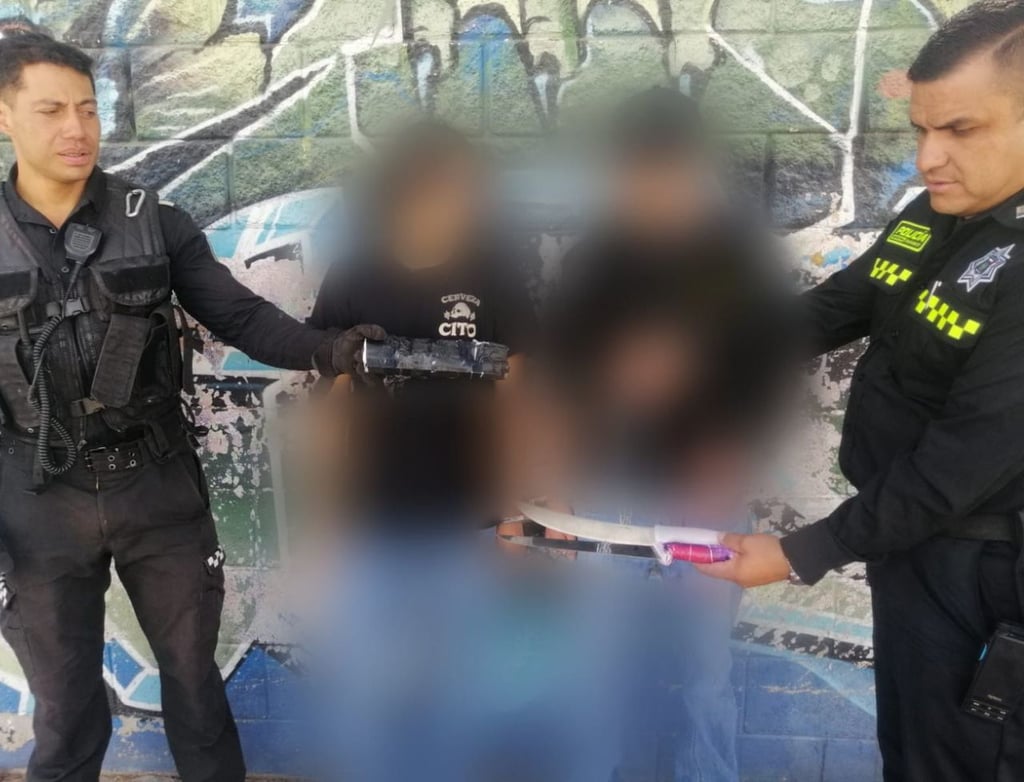Detienen a 2 adolescentes con cuchillos afuera de secundaria, en Durango