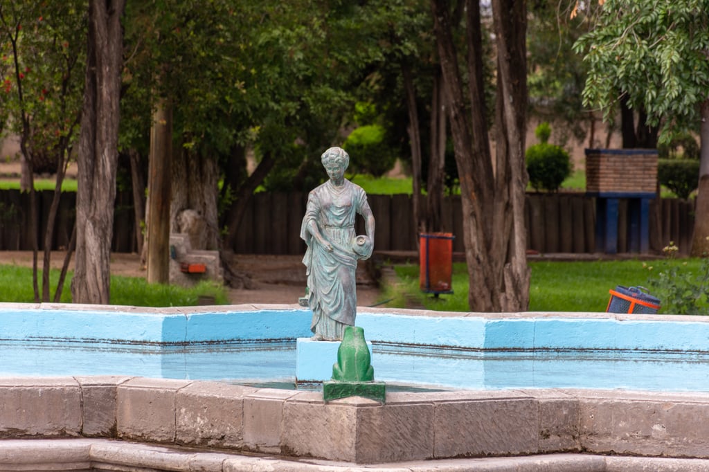 Chapuzón. Entre los miles de visitantes que acuden al Parque Guadiana en fin de semana, algunas familias aprovechan para que los niños jueguen en el agua de las fuentes, sobre todo en temporada de calor.