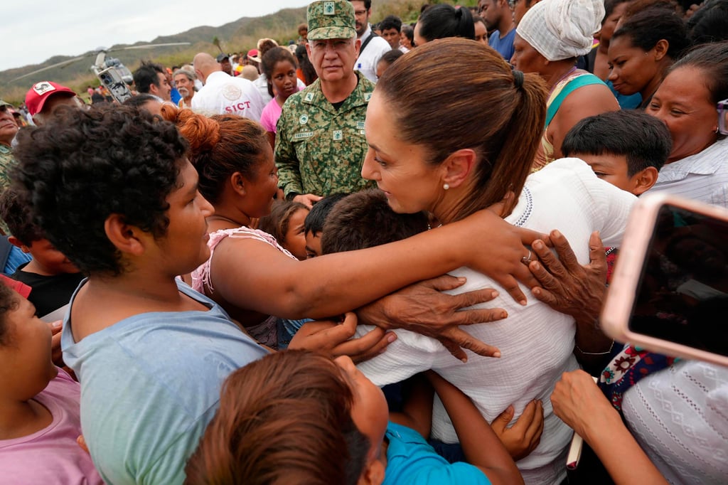 Sheinbaum visita a los damnificados por Erick en las costas del estado mexicano de Oaxaca