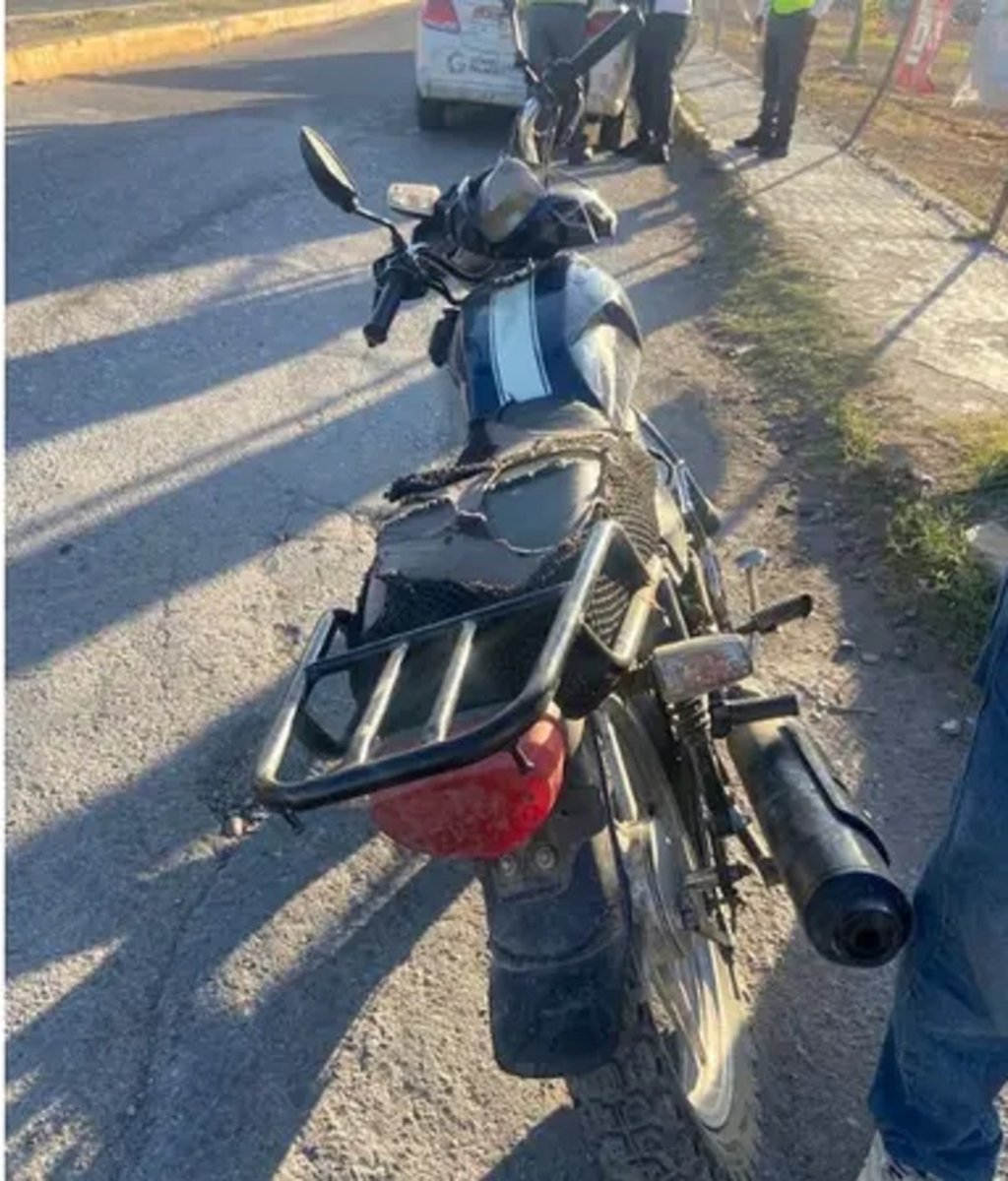 Caso. Un taxista impactó a una pareja en moto en Gómez Palacio y se dio a la fuga; las autoridades ya lo buscan para presentarlo ante el agente del Ministerio Público.