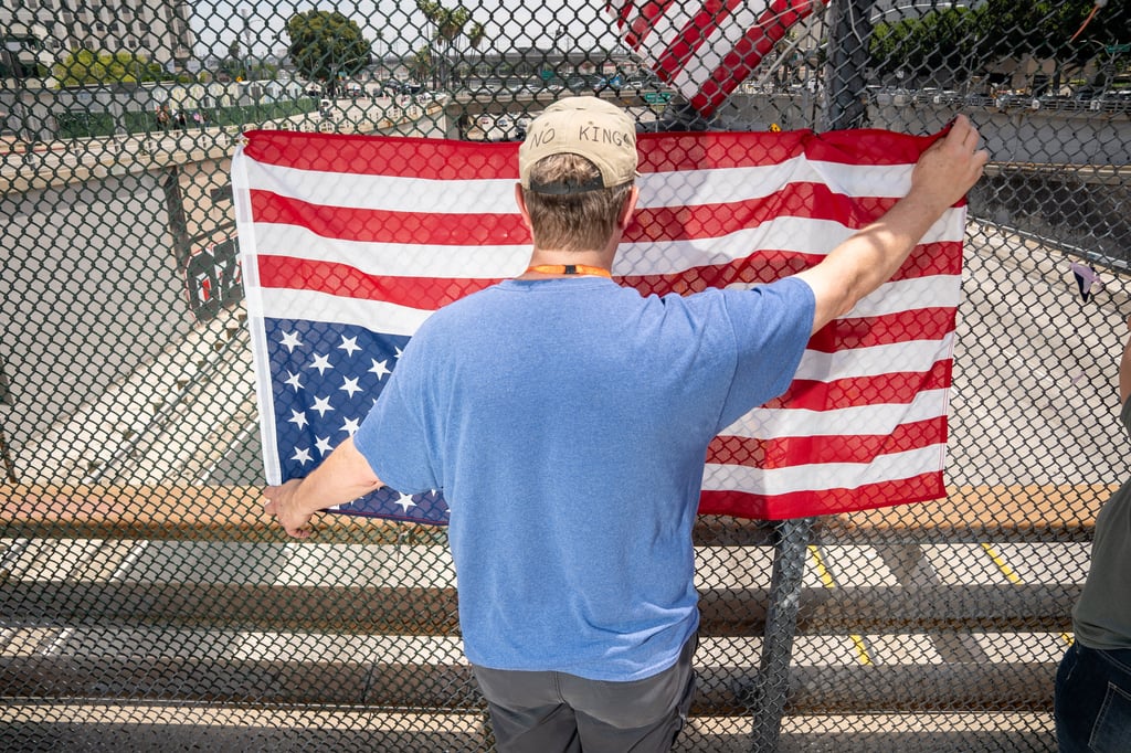 ¿Por qué usan la bandera invertida en las protestas en Estados Unidos?