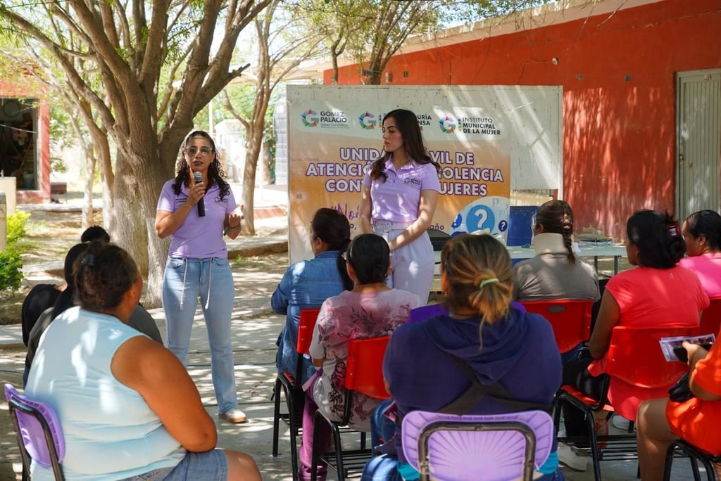 Comunidad. La visita tuvo lugar en las instalaciones de la Telesecundaria No. 548, donde se atendió a un grupo de madres de familia.