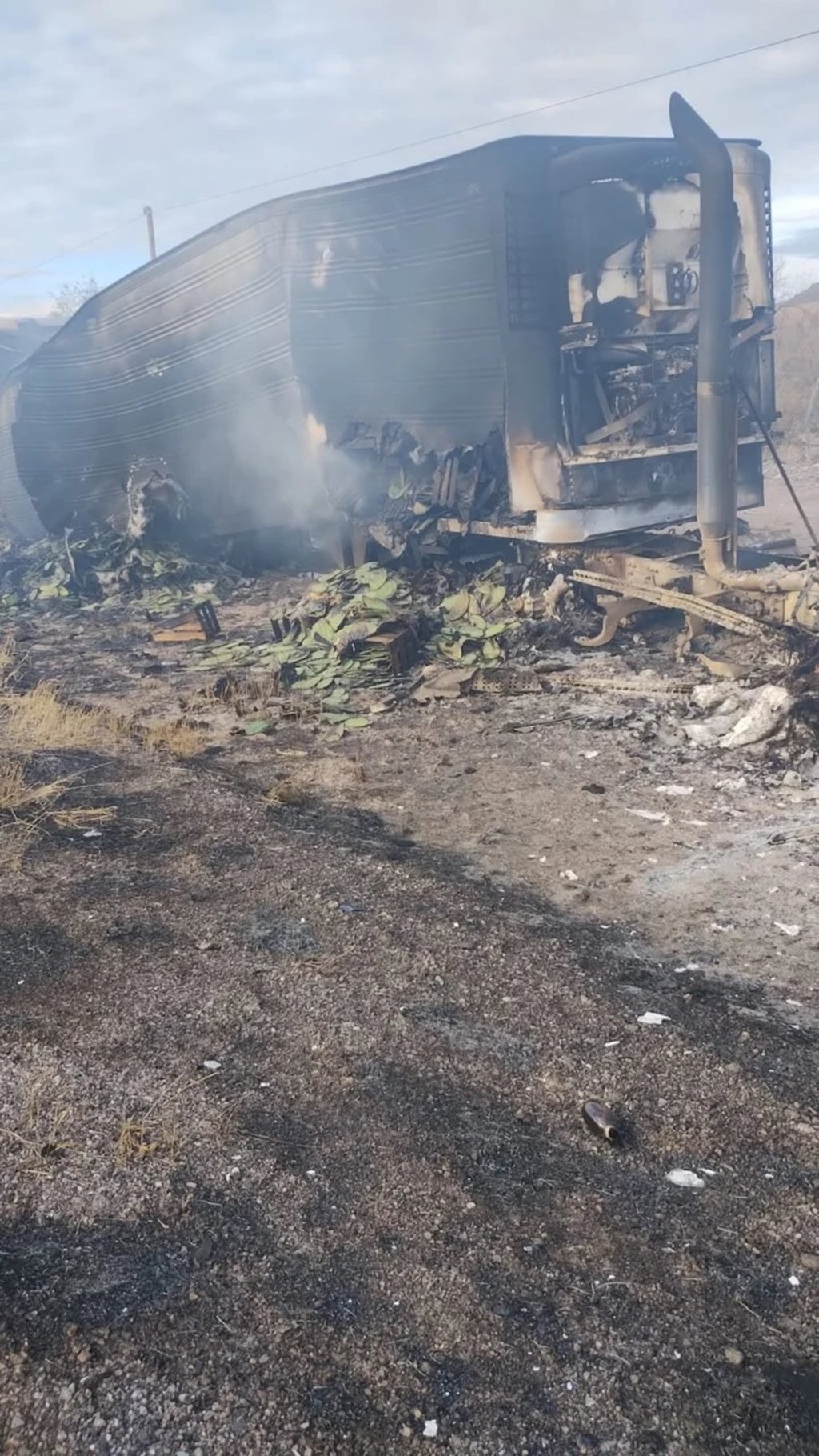 Accidente. Un tráiler se incendió tras ser chocado por un vehículo en Cuencamé.