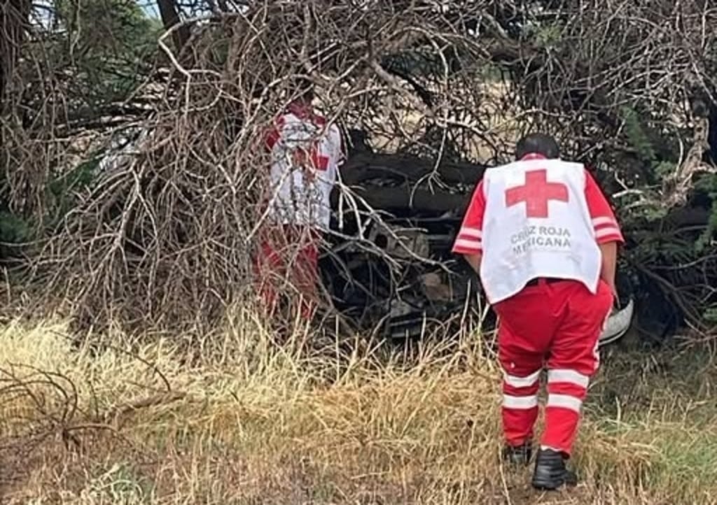 Luto. Tres hombres murieron en una volcadura; los elementos de los cuerpos de auxilio nada pudieron hacer, ya que los tripulantes de un carro murieron al instante.
