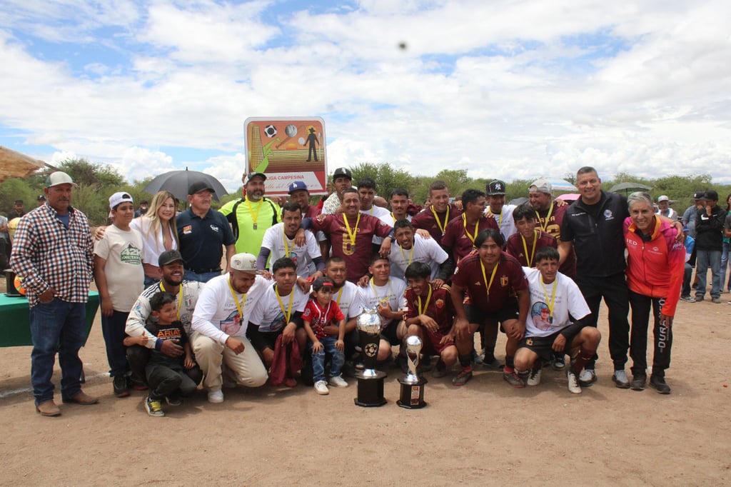 Monarcas. El equipo de Atlético de Aquíles Serdán se proclamó campeón en la Liga Rural Campesina Valle del Guadiana.