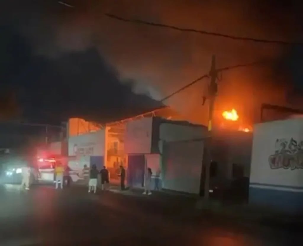 Hecho. El incendio en un taller movilizó a los cuerpos de emergencia en Gómez Palacio.