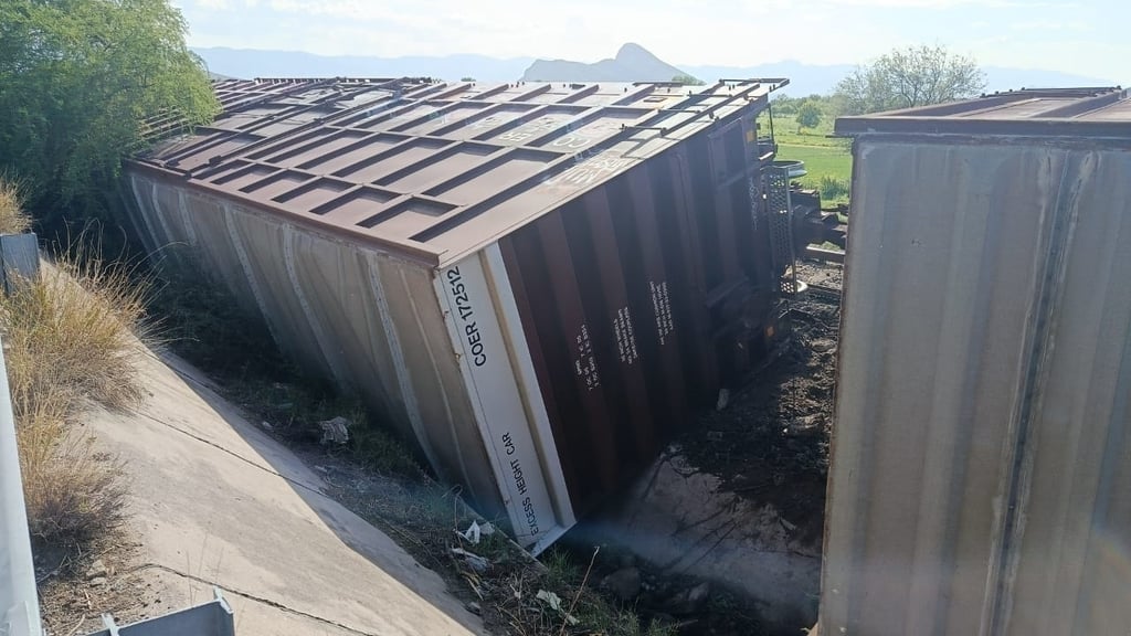 Hecho. La vía presentaba hundimiento a causa de la humedad acumulada en los últimos días.