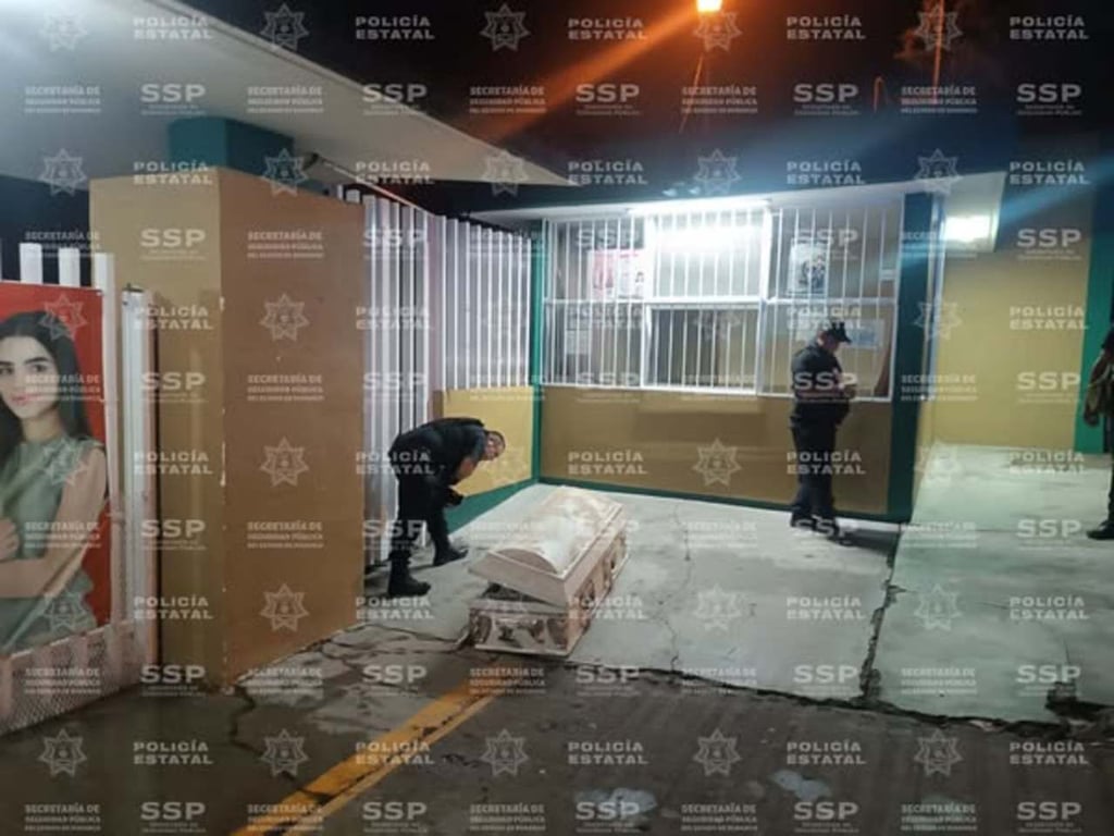 Jóvenes dejan ataúd en fachada de Cobaed, en Santiago Papasquiaro; hay 4 detenidos