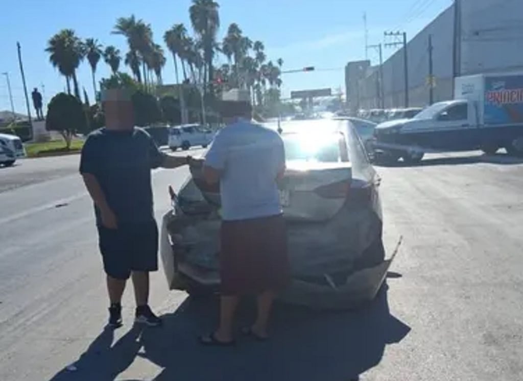 Accidente. Un choque por alcance se registró la mañana de este miércoles, en el Parque Industrial de Gómez Palacio; dejó múltiples daños materiales.