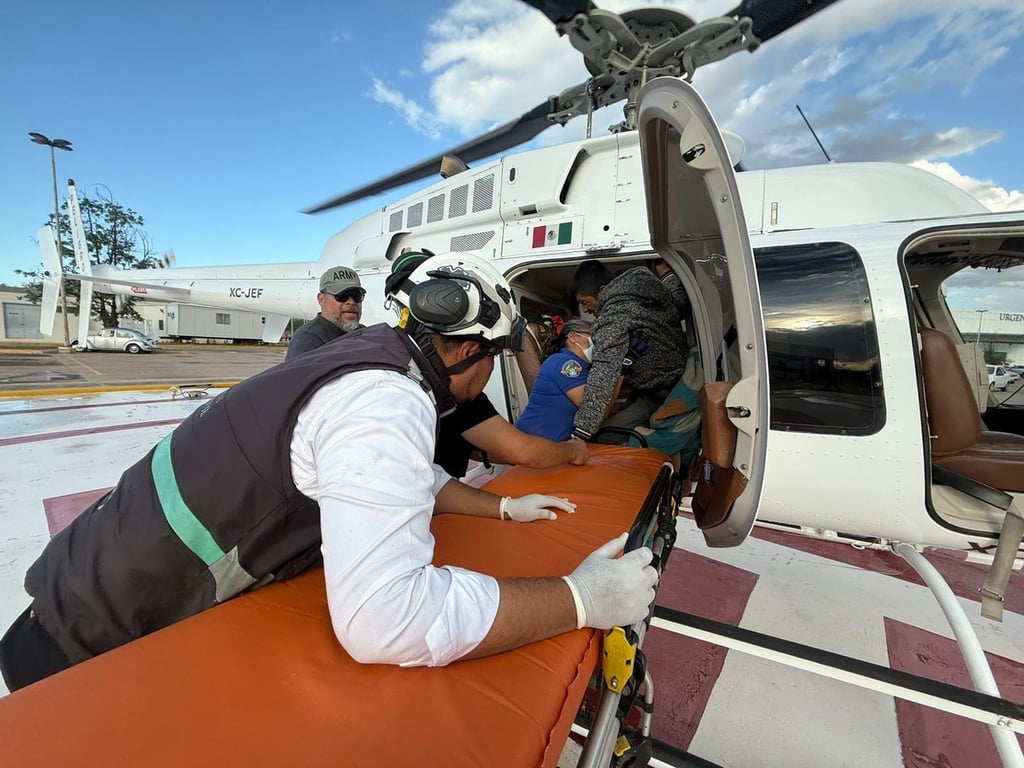 Hecho. Dos primos que se reguardaron bajo un árbol de una tormenta fueron alcanzados por un rayo, razón por la cual fueron trasladados en helicóptero al Hospital General 450.