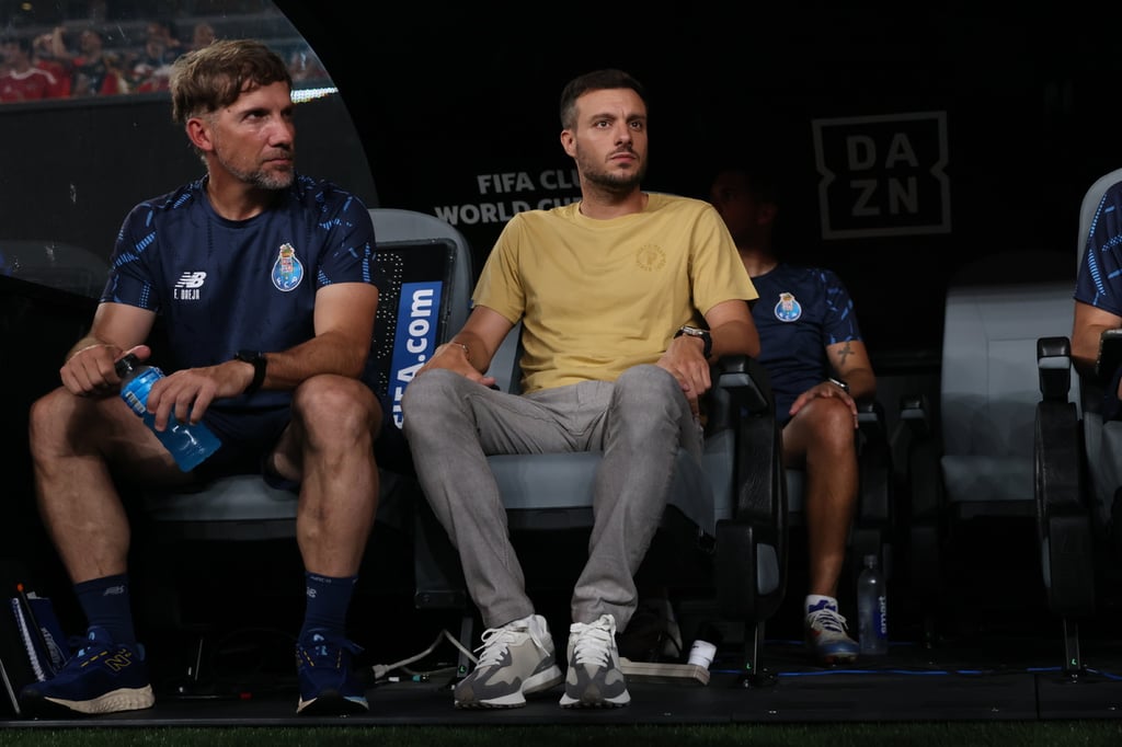 Salida. El Porto está pensando la posibilidad de despedir a Anselmi, pero lo detiene la cláusula de indemnización de 8 millones de dólares.