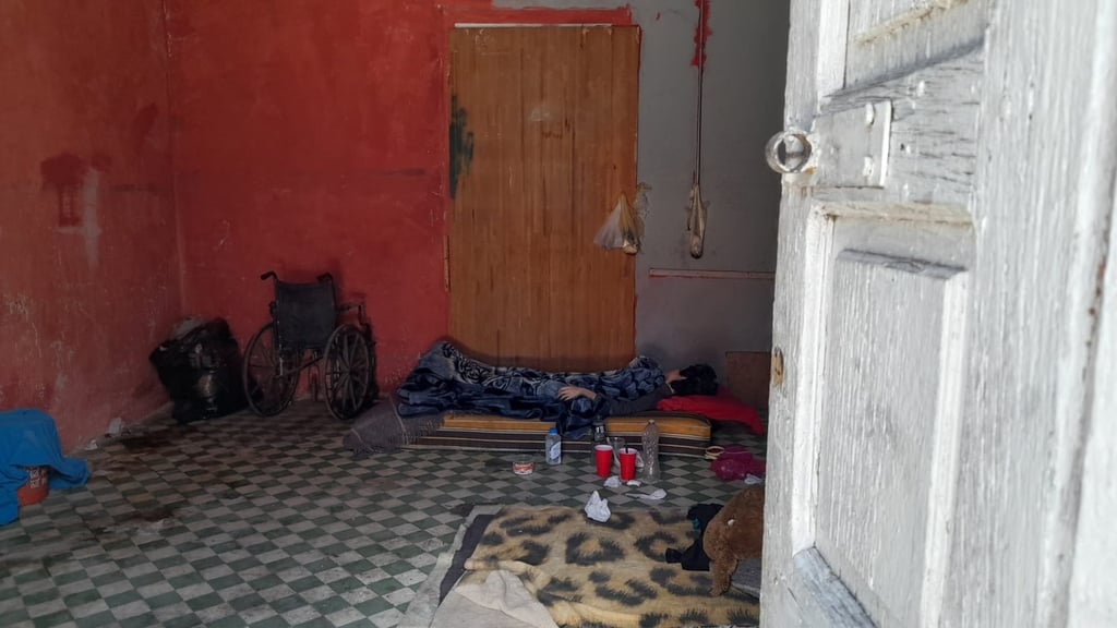 Salud. Chepina depende completamente de otra persona para alimentarse; tiene diversos padecimientos.