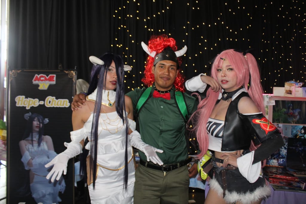 Duranguenses participan en convención de anime