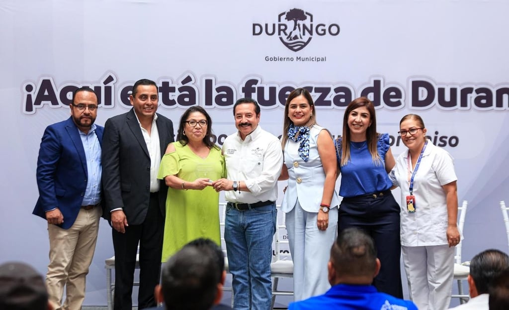 Mensaje. Durante este evento que celebró la entrega y vocación de servicio de los colaboradores municipales, el presidente municipal, Bonifacio Herrera, agradeció su compromiso con Durango.