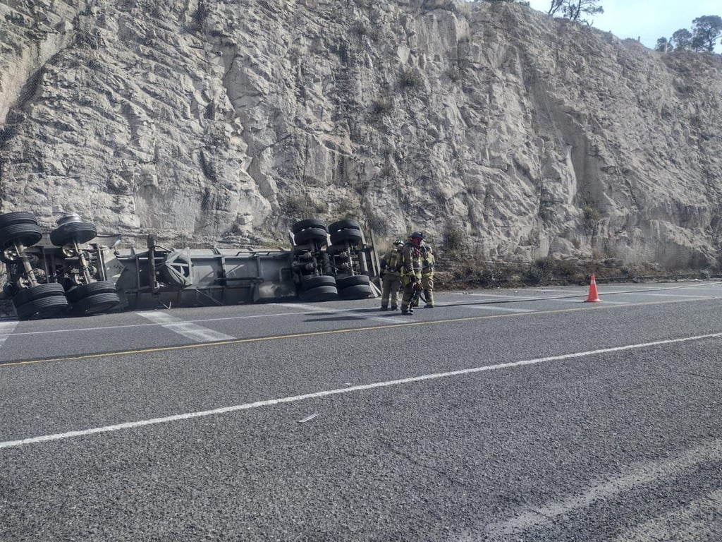 Medidas. El tránsito por la supercarretera se suspendió durante las maniobras de retiro del camión, restableciéndose hasta después de las 13:00 horas.