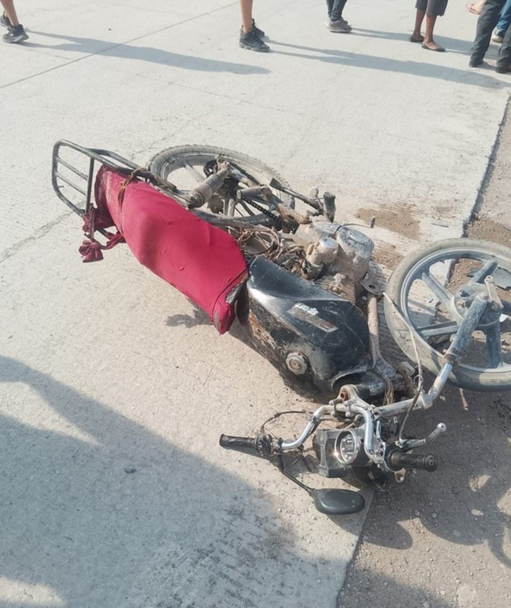 Accidente. Paramédicos de la Cruz Roja arribaron al lugar para atender al hombre y confirmaron que ya no contaba con signos vitales.