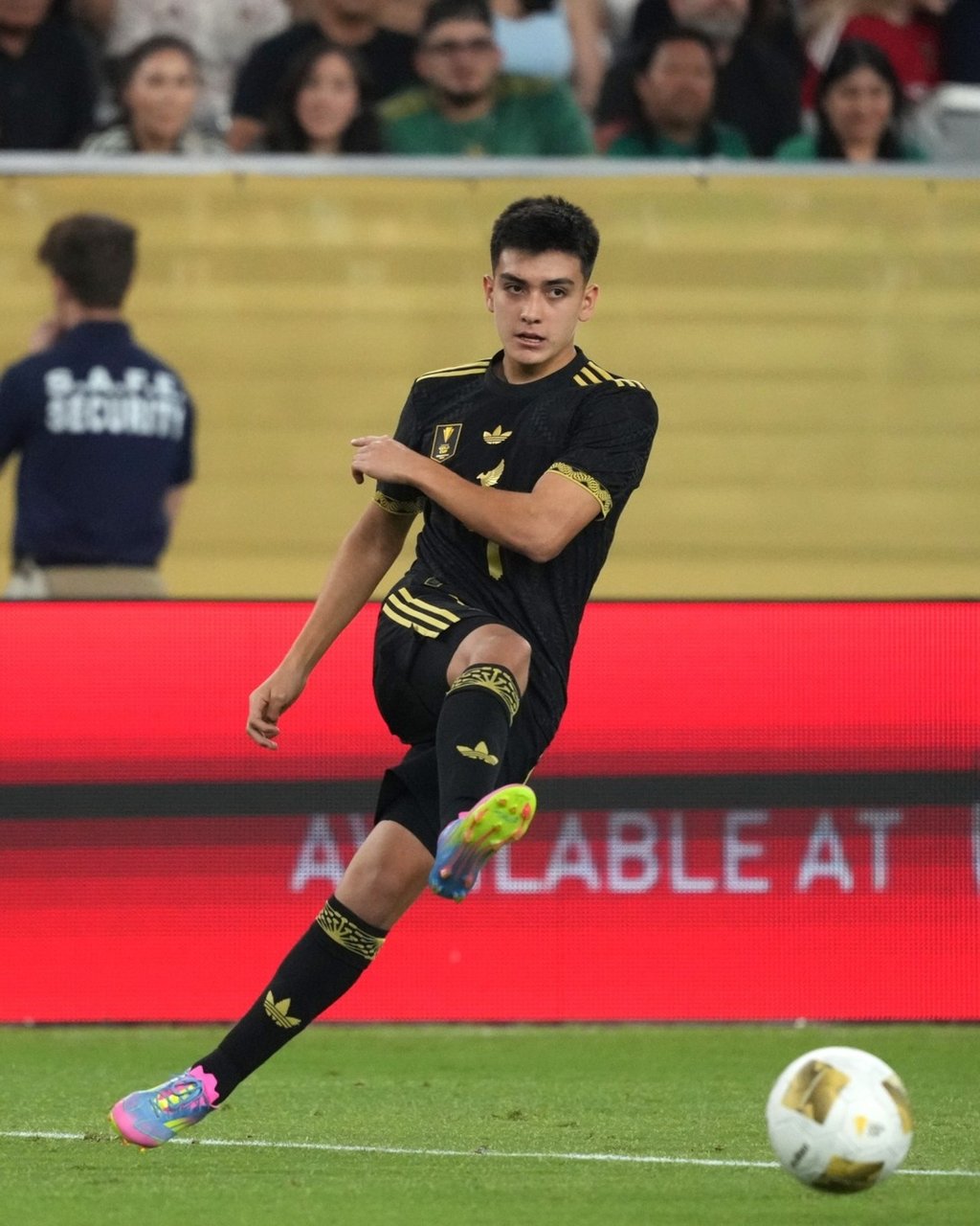 Debut. Gilberto Mora es el jugador más joven de la Selección Mexicana de Futbol.