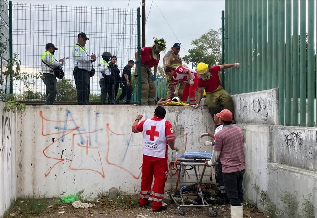 Incidente. Vecinos de la zona escucharon los gritos de la víctima y reportaron el accidente al sistema de emergencias 911, lo que permitió la llegada de los cuerpos de emergencia.