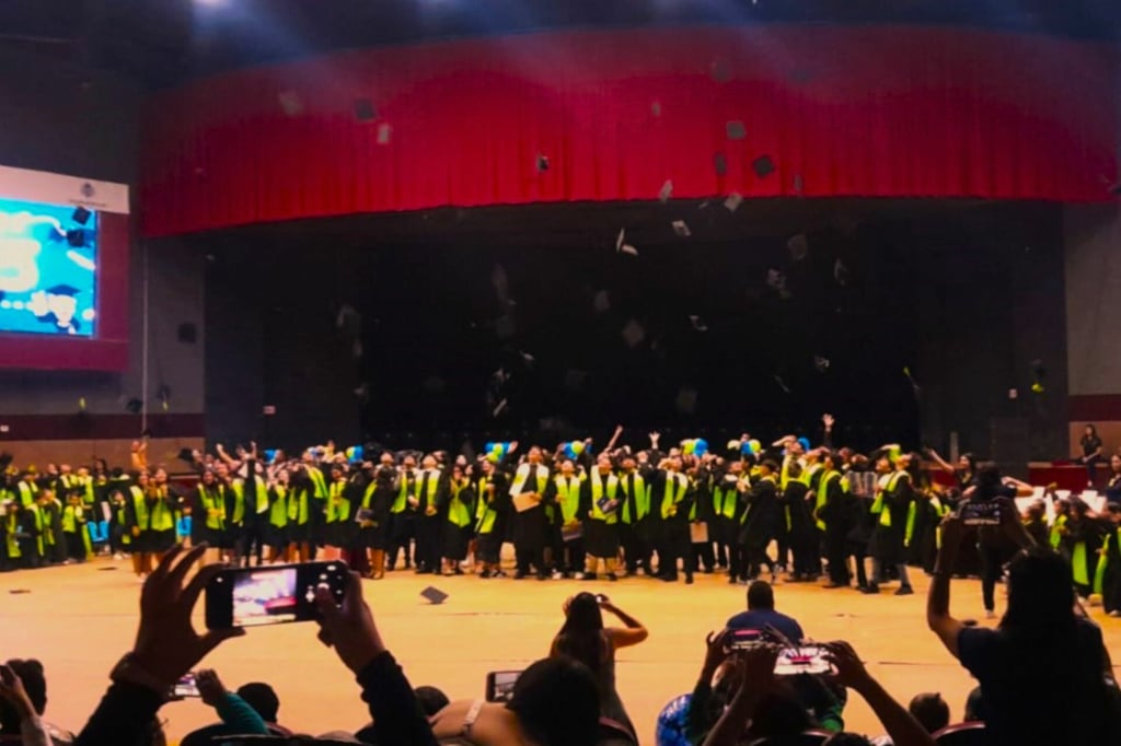 Graduados presentan diferentes emociones, desde alegría hasta nostalgia