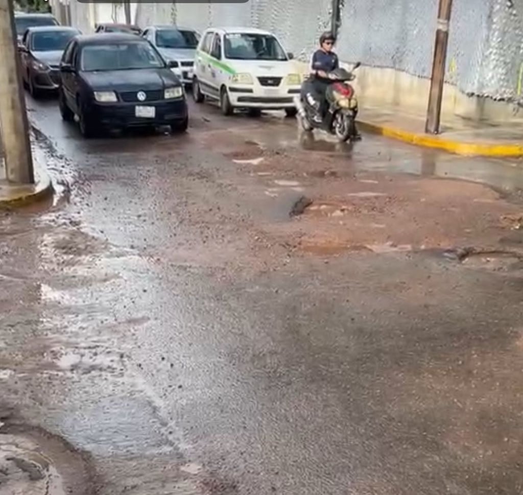 Reportes. Ciudadanos reportaron que se acentuaron los baches en la calle Allende, por las lluvias de los últimos días.