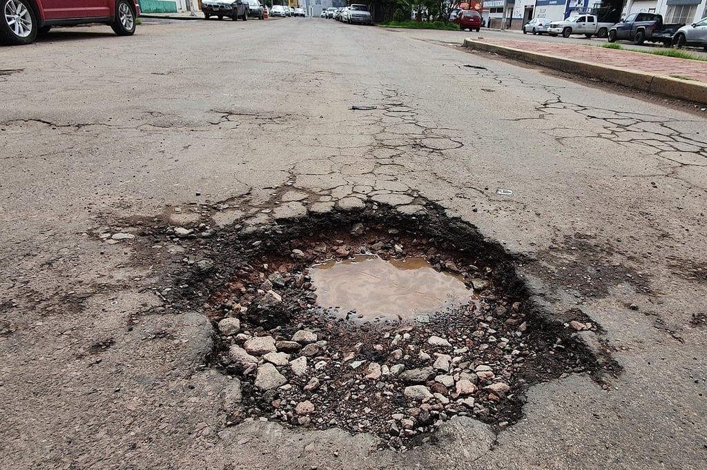Baches. Con las lluvias se acentúa esta problemática histórica en la ciudad de Durango.